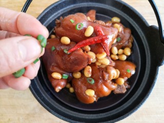 黄豆焖猪蹄 