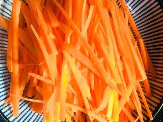 胡萝卜丝炒鸡丝 