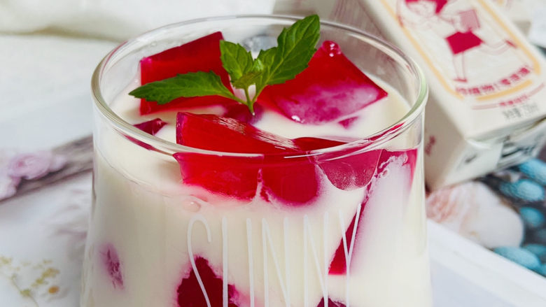 ?秋天的第一杯火龙果撞燕麦奶‼️ 