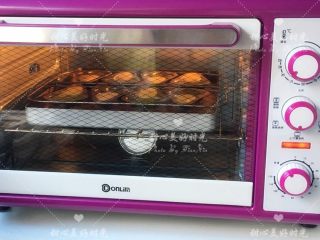 胡萝卜香草泡芙（8线连架小胡萝卜模具）,烤箱预热200度，中下层，上下火190度20分钟，转165度烘烤15分钟
烤好的泡芙取出放晾网